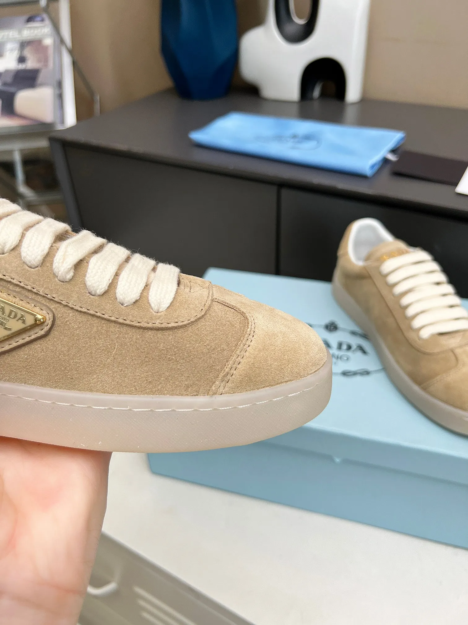 👟👟Ex-factory price 480👟👟 2024 Prada/Prada "couples" metal logo decorated Lane leather sneakers. This sneaker is fashionable and simple, showing the full integration of minimalist style and sports personality. Easy to wear and durable, artistic retro style. Leather material: original imported cowhide. Lining: sheepskin lining. Shoe logo: enamel-coated triangular metal logo. Size: 35-45 (female 41, male 45, custom-made, non-returnable).